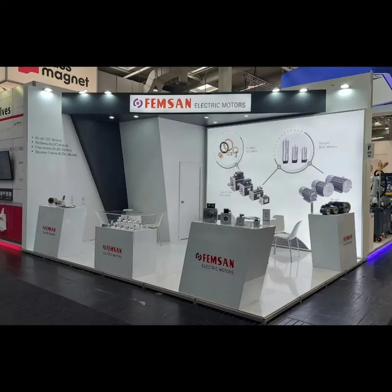 Weißer Messestand mit Technikgrafiken, mehreren Produktpodesten und blauer Randbeleuchtung.