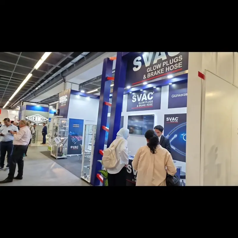 Blau-weißer Messestand mit großen Produktgrafiken und Besuchern am Gang.