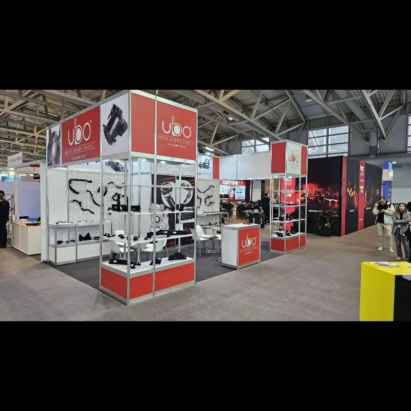 Rot-weißer Messestand mit transparenten Produktvitrinen in einer Messehalle.
