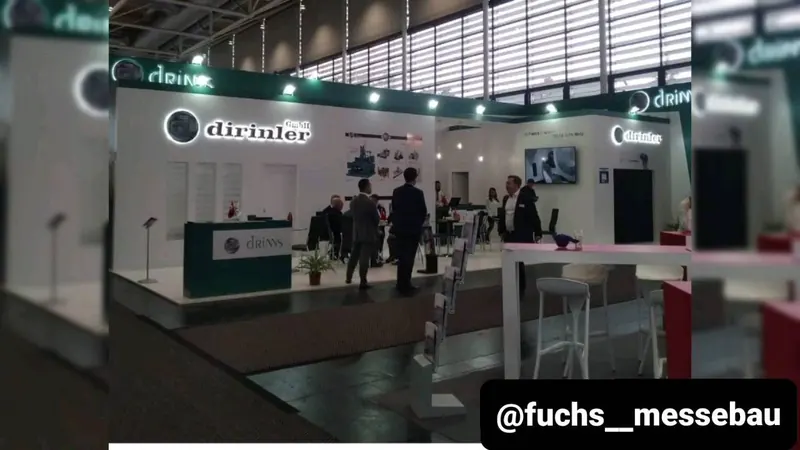 Reel-Vorschaubild: Weißer Messestand mit grüner Theke, Personen und weißen Hockern.