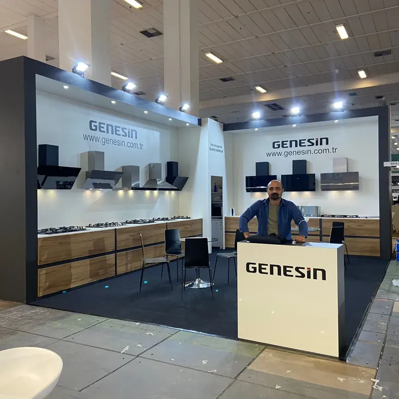 Weißer Messestand mit dunklen Regalen, Holzoptikflächen und heller Empfangstheke.