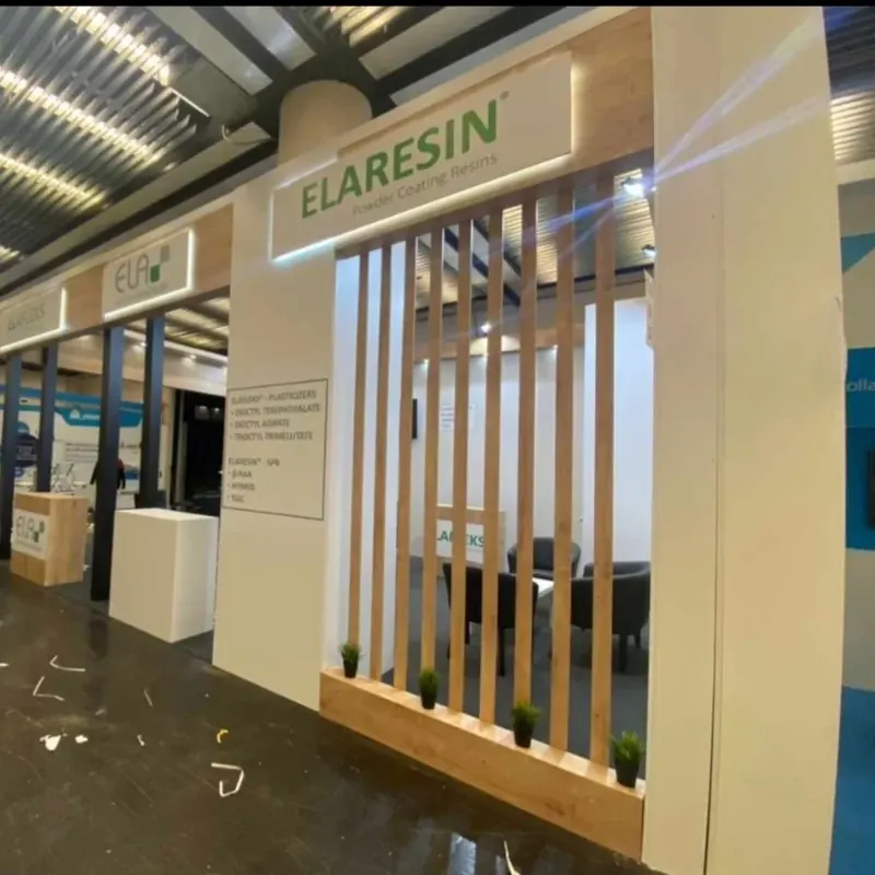 Weiße Standfront mit senkrechten Holzlamellen, Holzrahmen und kleinen Pflanzen.