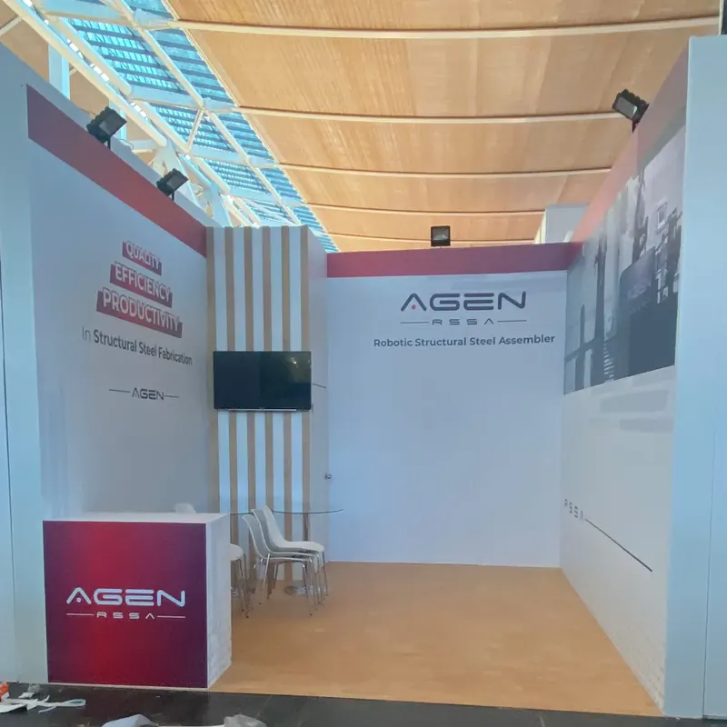 Weißer Messestand mit Holzoptik-Deckenpaneelen, senkrechten Lamellen und roter Theke.