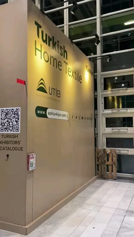 Reel-Vorschaubild: Beige Standwand mit beleuchtetem Schriftzug und QR-Code.