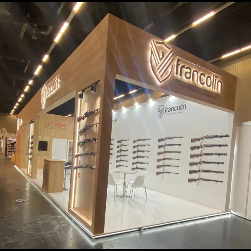 Messestand mit Holzverkleidung, Glasfronten und Langwaffen an weißen Produktwänden.