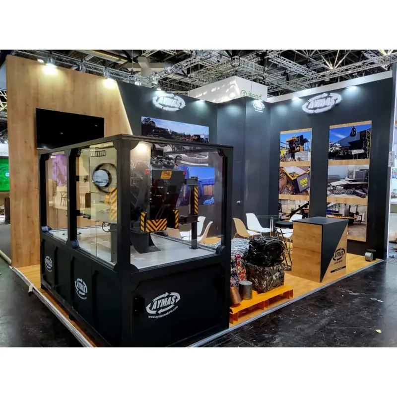 Dunkler Messestand mit Holzoptikflächen, großen Maschinen und beleuchteten Grafikwänden.