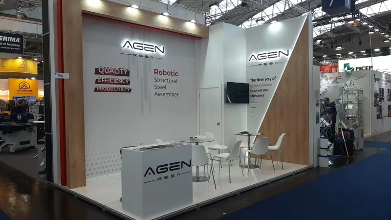 Weißer Messestand mit Holzoptikseiten, rotem Rand und heller Theke.