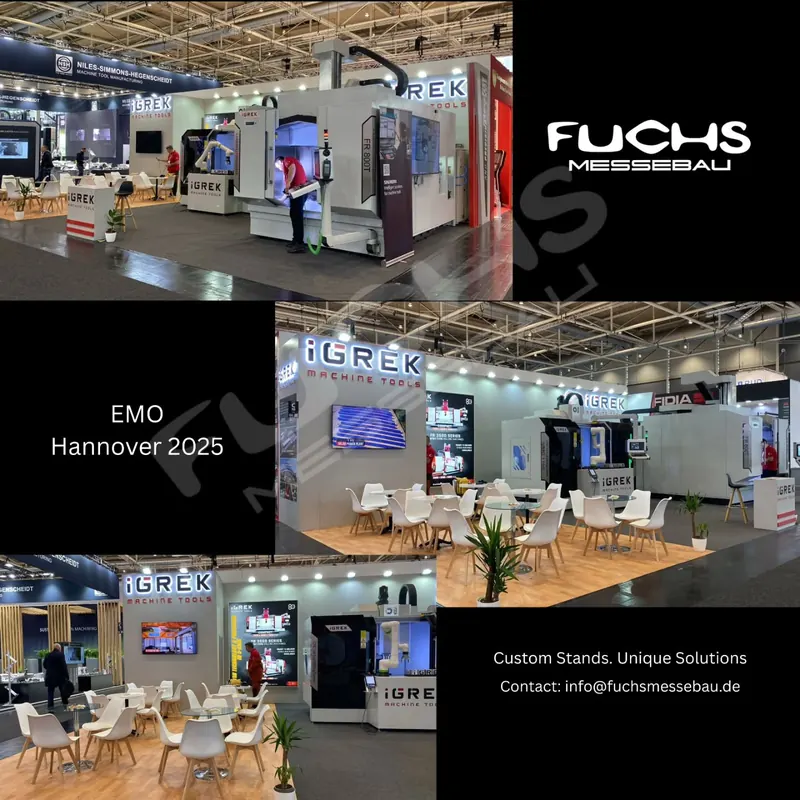Bildcollage eines hellen Messestands mit Maschinendisplays, Holzoptikboden und weißen Stühlen.