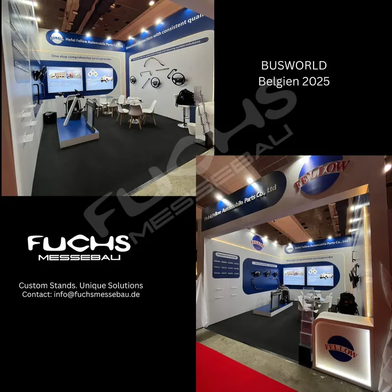 Bildcollage eines blau-weißen Messestands mit Technikgrafiken und Holzoptik-Deckenpaneelen.