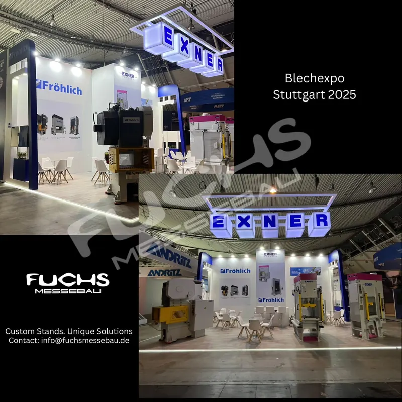 Bildcollage eines blau-weißen Messestands mit hohen Produktexponaten und abgehängtem Schild.