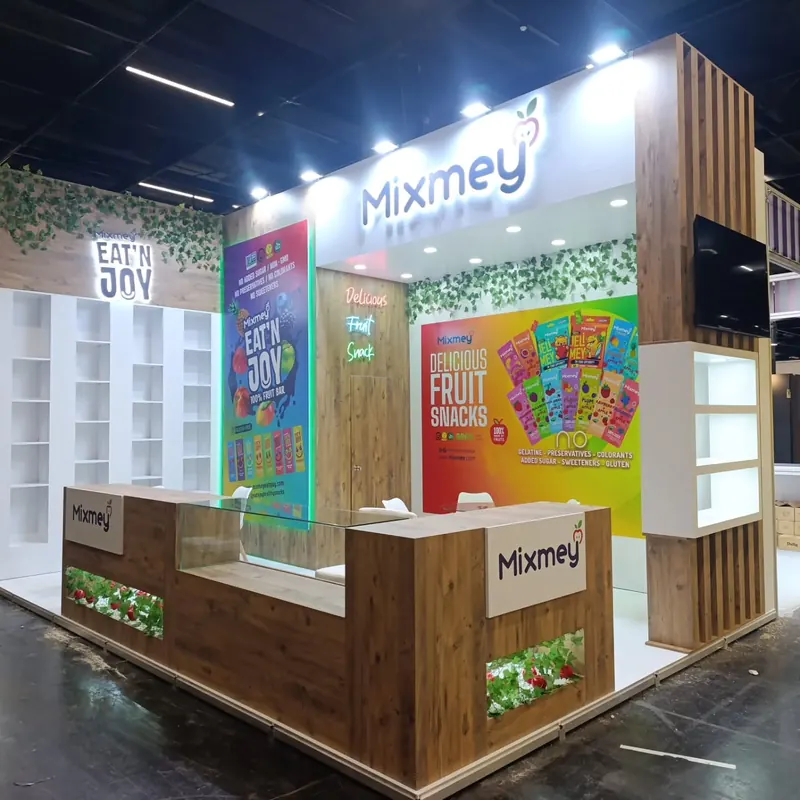 Messestand mit Holzverkleidung, beleuchteten weißen Regalen und farbigen Produktgrafiken.