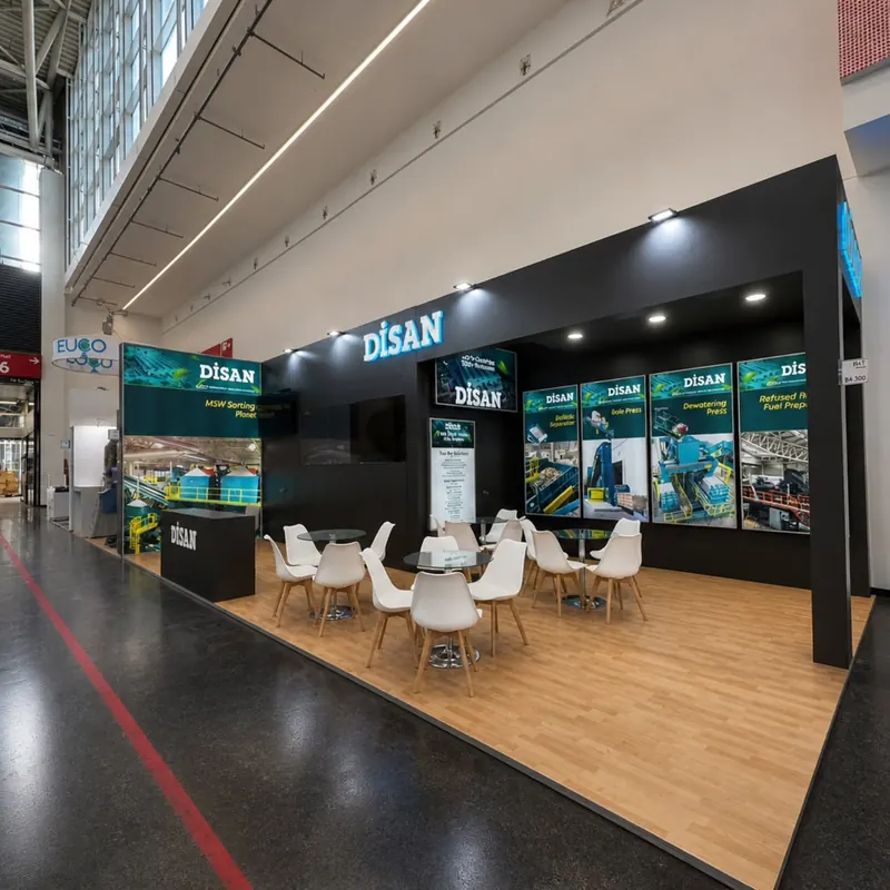 Schwarzer Messestand mit Holzoptikboden, Produktgrafiken und weißen Tischgruppen.