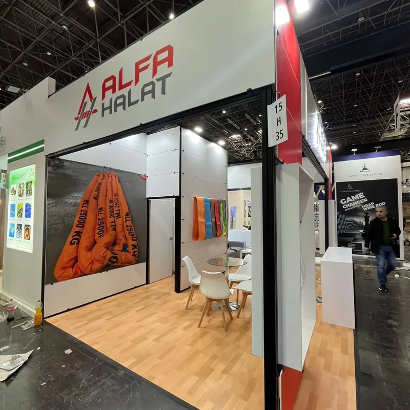 Rot-weißer Messestand mit Holzboden, großem Produktmotiv und weißen Sitzgruppen.