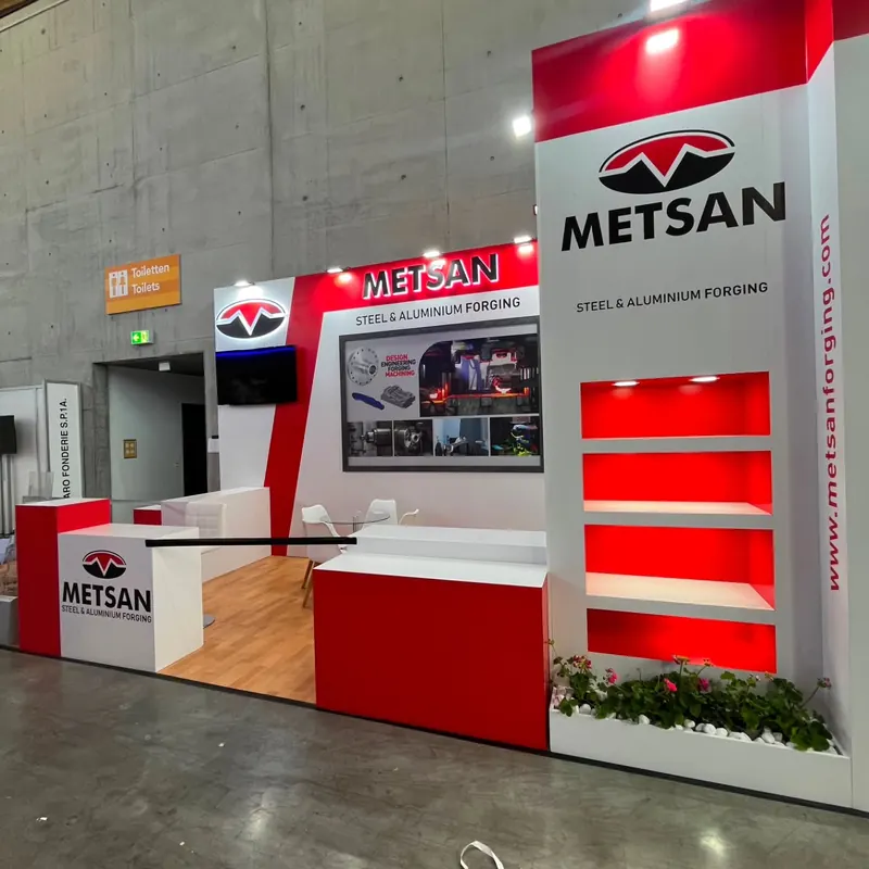 Rot-weißer Messestand mit beleuchteten Regalfächern, Theken und Holzboden.