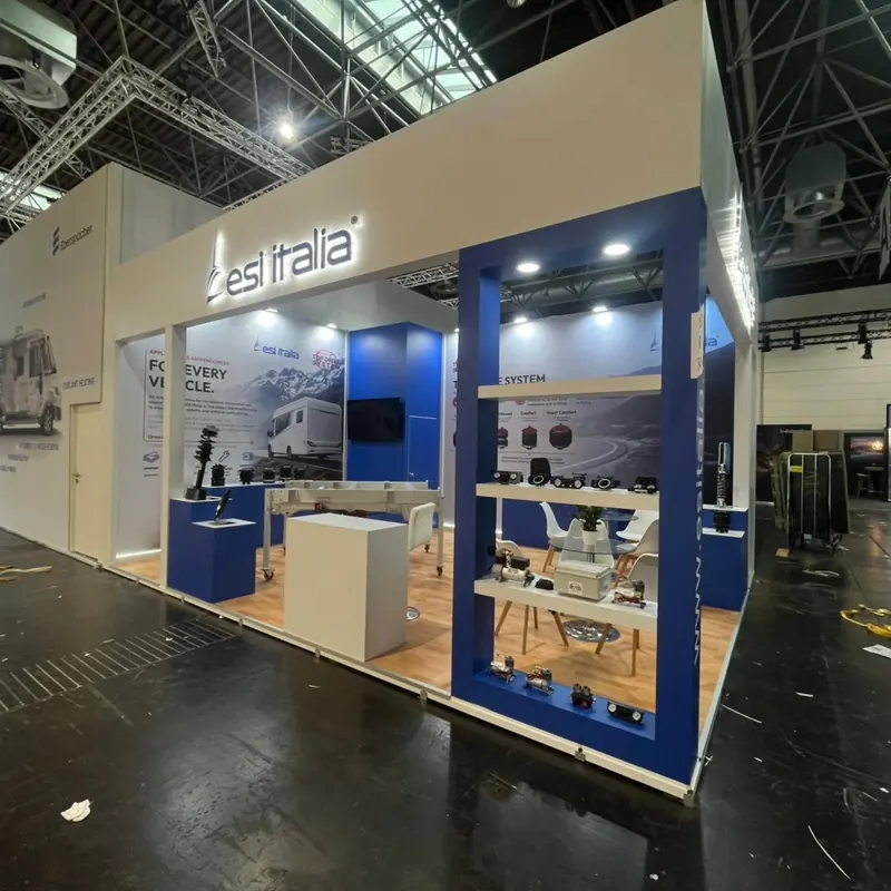 Blau-weißer Messestand mit offenem Rahmen, Holzoptikboden und ausgestellten Bauteilen.